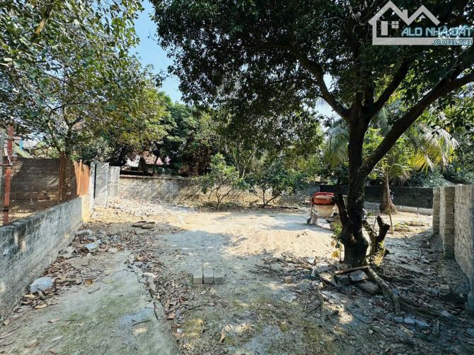 BÁN GẤP LÔ ĐẤT CÓ DT 197m2 ( 40m2 ONT) Ở TRUNG TÂM THỊ TRẤN CÁCH QL6 CÓ 100m