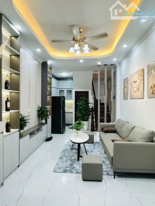 NHÀ ĐẸP Ở NGAY MINH KHAI HAI BÀ TRƯNG TRƯỚC NHÀ SH QUAY 30m2 5 TẦNG GIÁ 5.7 TỶ