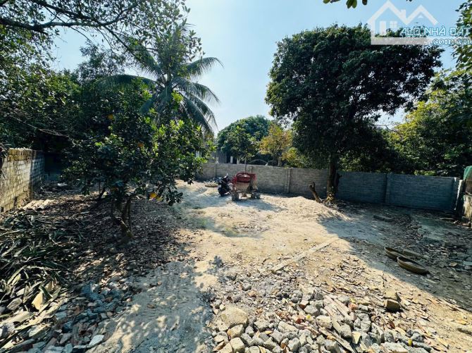 BÁN GẤP LÔ ĐẤT CÓ DT 197m2 ( 40m2 ONT) Ở TRUNG TÂM THỊ TRẤN CÁCH QL6 CÓ 100m - 1