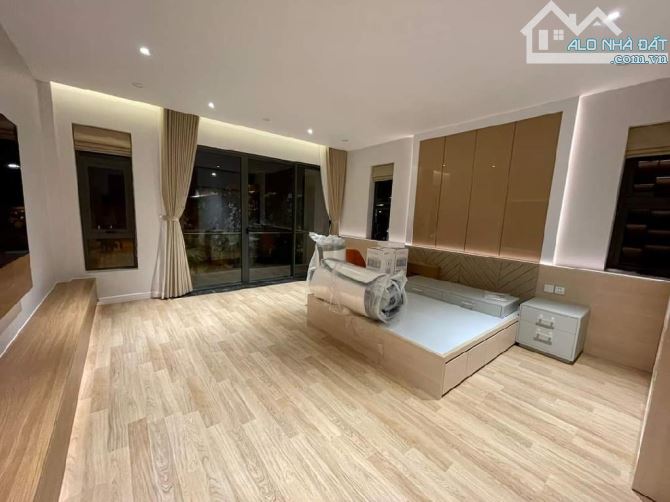 Bán gấp nhà đẹp Tân Quy, 70m2, 4 tầng, xe hơi đậu cửa chỉ 11 tỷ - 2