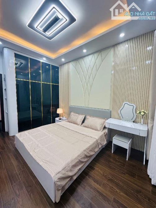 KHÚC THỪA DỤ 37M2- 20M RA MẶT PHỐ Ô TÔ TRÁNH - DÂN XÂY ĐẸP LONG LANH-SỔ BAO DIÊM- HƠN 8TỶ - 10