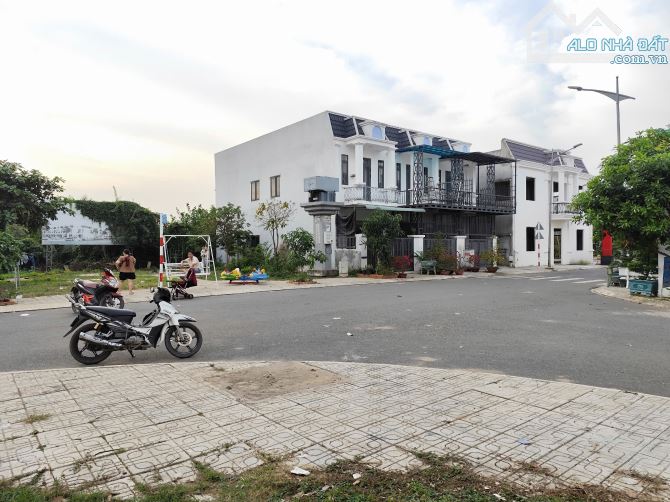 Bán nhà góc 2 Mặt Tiền 176m2 view Sông Thạnh Phước, Tp. Tân Uyên. Giá chỉ 2,8ty - 11