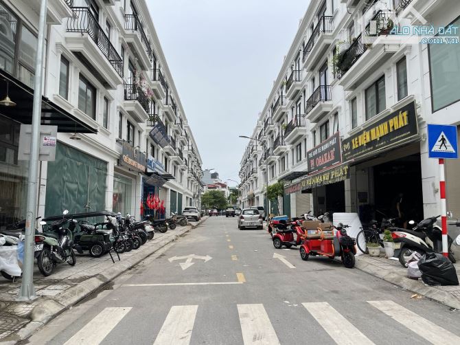 Cần bán căn Shophouse Sông Hồng, DT 84m2 tại TT Trâu Quỳ, vị trí cực đẹp để làm văn phòng - 1