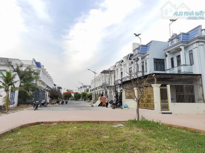 Bán nhà góc 2 Mặt Tiền 176m2 view Sông Thạnh Phước, Tp. Tân Uyên. Giá chỉ 2,8ty - 1