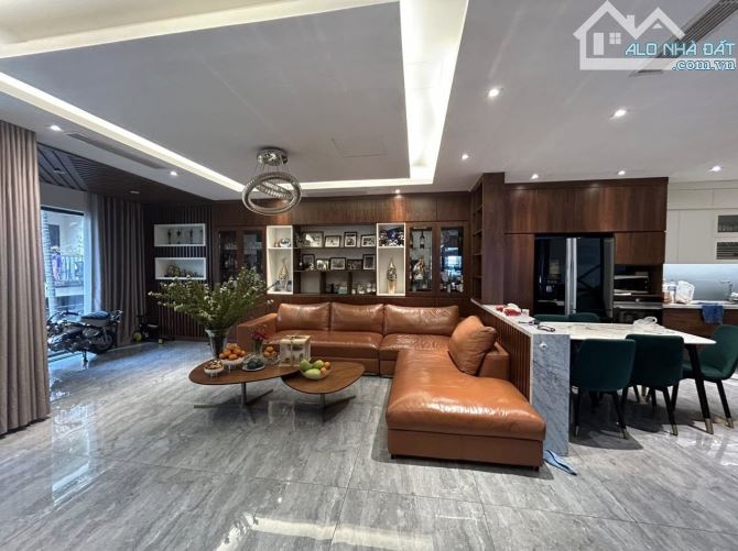 Siêu phẩm phố Chùa Láng - Đống Đa - 121m2  - Lô góc - Oto tránh - Kinh doanh - 37.5 tỷ. - 1