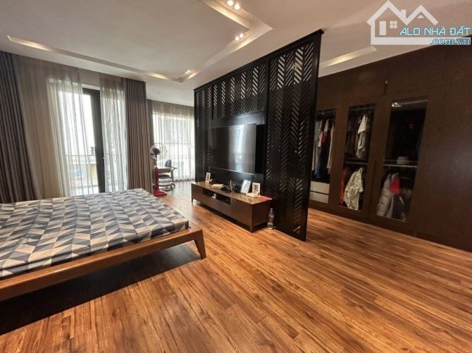 Siêu phẩm phố Chùa Láng - Đống Đa - 121m2  - Lô góc - Oto tránh - Kinh doanh - 37.5 tỷ. - 4
