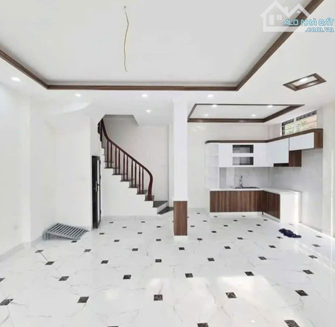 SIÊU HIẾM! BÁN 🏠NHÀ DÂN XÂY PHỐ TRẠM -LONG BIÊN – 40M², 5 TẦNG, GIÁ NHỈNH 5TỶ, GẦN Ô TÔ