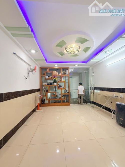 Nhà gần Dương Thị Mười, 60m2, hxh tránh, 4 tầng, chỉ nhỉnh 5 tỷ.