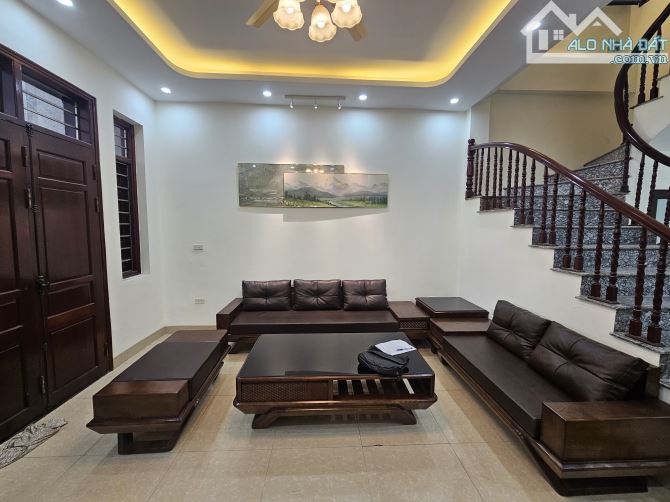 HƠN 7 TỶ- VIỆT HƯNG- LONG BIÊN- 57M2 NHÀ ĐẸP DÂN XÂY - 3 NGỦ FULL NỘI THẤT - Ô TÔ ĐỖ CỔNG
