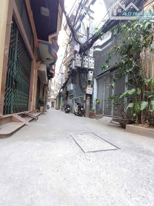BÁN NHÀ LÔ GÓC TÂY SƠN - ĐỐNG ĐA - DT 42M2 x 4T - MT 3.3M - 13.2 TỶ - Ô TÔ DỪNG ĐỖ