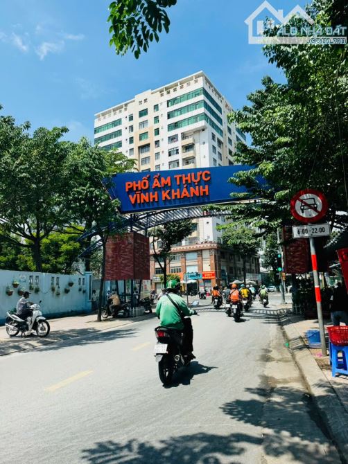 XE TẢI 2 CHIẾC ĐỖ TRƯỚC NHÀ ĐÊM NGÀY- CÁCH MẶT TIỀN 1 CĂN NHÀ NHỎ🏡 HƠN 100M2 ĐẤT GIÁ