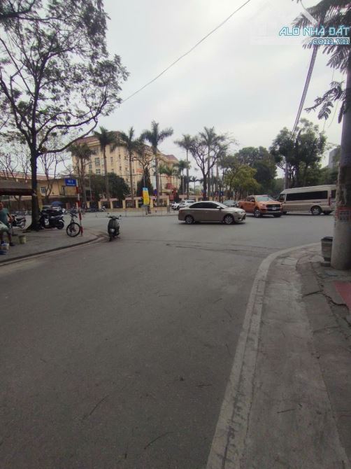 Cho thuê tòa nhà đường Bùi Huy Bích, Hoàng Mai. DT 100m, 7 tầng, MT 7m, có thang máy. Giá - 10