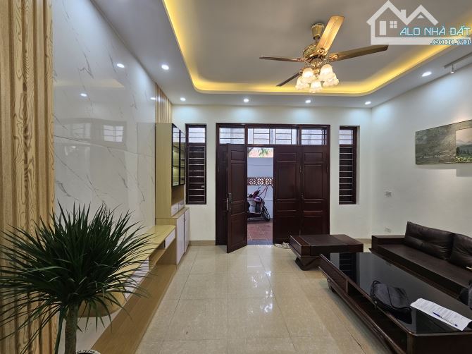 HƠN 7 TỶ- VIỆT HƯNG- LONG BIÊN- 57M2 NHÀ ĐẸP DÂN XÂY - 3 NGỦ FULL NỘI THẤT - Ô TÔ ĐỖ CỔNG - 1