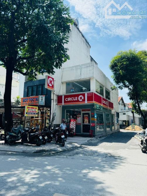 XE TẢI 2 CHIẾC ĐỖ TRƯỚC NHÀ ĐÊM NGÀY- CÁCH MẶT TIỀN 1 CĂN NHÀ NHỎ🏡 HƠN 100M2 ĐẤT GIÁ - 1