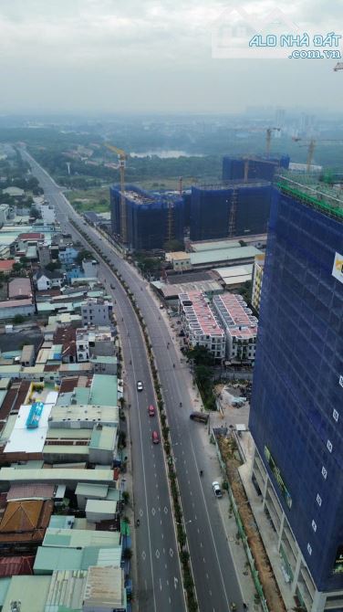 Bán Nhà Mặt Tiền  Đường Thống Nhất Dĩ An 5.58×22.5 Đối Diện Bcons city - 2