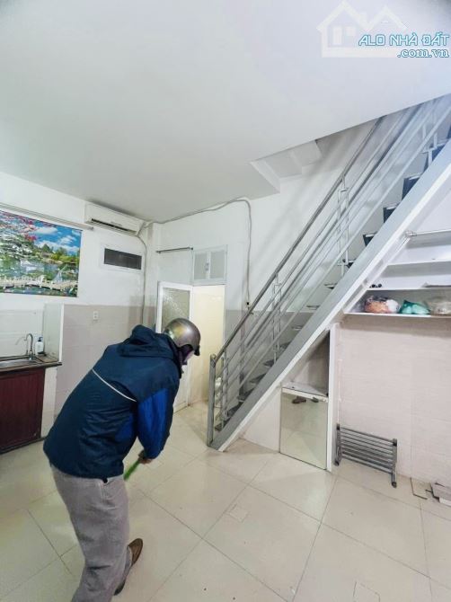 XE TẢI 2 CHIẾC ĐỖ TRƯỚC NHÀ ĐÊM NGÀY- CÁCH MẶT TIỀN 1 CĂN NHÀ NHỎ🏡 HƠN 100M2 ĐẤT GIÁ - 2