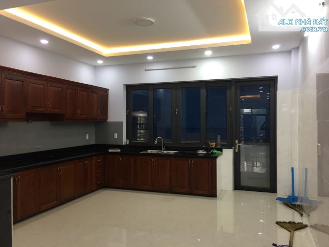 CHO THUÊ NHÀ ĐẸP 3 LẦU SÁT CÔNG VIÊN ĐƯỜNG 10M BÌNH PHÚ Q.6 - 3