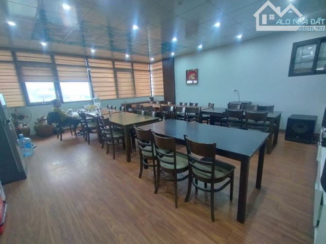 Cho thuê tòa nhà đường Bùi Huy Bích, Hoàng Mai. DT 100m, 7 tầng, MT 7m, có thang máy. Giá - 4