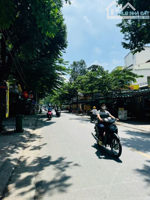 XE TẢI 2 CHIẾC ĐỖ TRƯỚC NHÀ ĐÊM NGÀY- CÁCH MẶT TIỀN 1 CĂN NHÀ NHỎ🏡 HƠN 100M2 ĐẤT GIÁ - 4