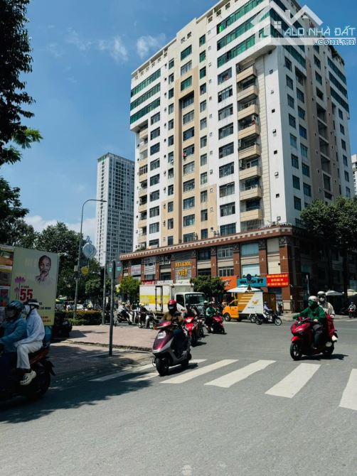 XE TẢI 2 CHIẾC ĐỖ TRƯỚC NHÀ ĐÊM NGÀY- CÁCH MẶT TIỀN 1 CĂN NHÀ NHỎ🏡 HƠN 100M2 ĐẤT GIÁ - 7