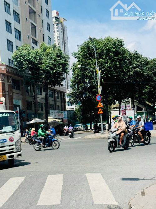 XE TẢI 2 CHIẾC ĐỖ TRƯỚC NHÀ ĐÊM NGÀY- CÁCH MẶT TIỀN 1 CĂN NHÀ NHỎ🏡 HƠN 100M2 ĐẤT GIÁ - 8
