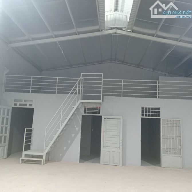 Cho thuê 300m2 kho gần ngã tư Hoà Lân xưởng15 tr/tháng đường Container