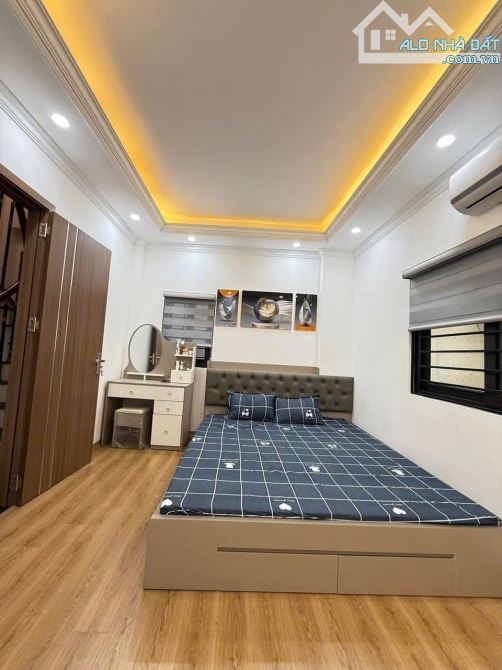 BÁN NHÀ HOÀNG QUỐC VIỆT - Ô TÔ ĐỖ CỬA• Diện tích: 45m², xây 5t - 1