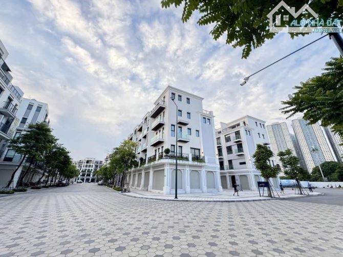 Siêu phẩm shophouse góc The Manor DT:125M2 5 Tầng full nội thất cấp mặt phố đi bộ gia 30ty