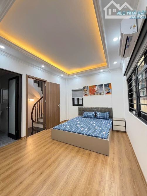 BÁN NHÀ HOÀNG QUỐC VIỆT - Ô TÔ ĐỖ CỬA• Diện tích: 45m², xây 5t - 2