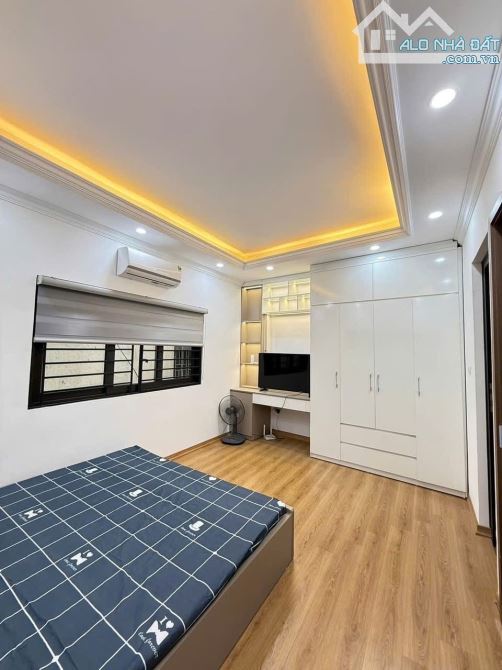 BÁN NHÀ HOÀNG QUỐC VIỆT - Ô TÔ ĐỖ CỬA• Diện tích: 45m², xây 5t - 3