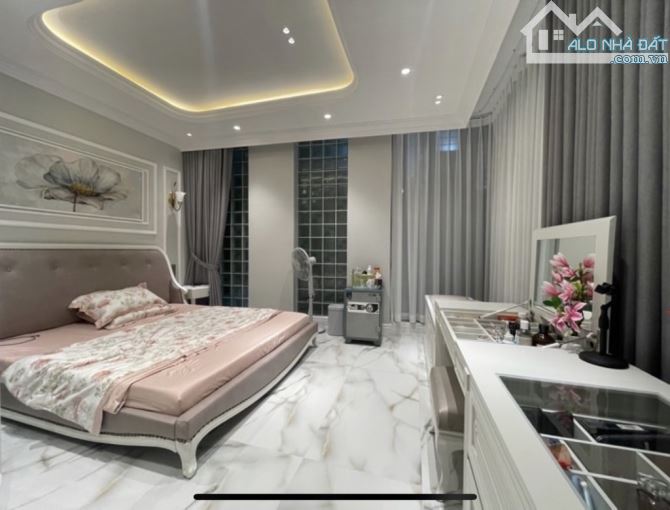 Nhà mặt phố Trần Quốc Hoàn, Cầu Giấy- 8 tầng thang máy, 50m2, vỉa hè rộng, kinh doanh tốt - 1