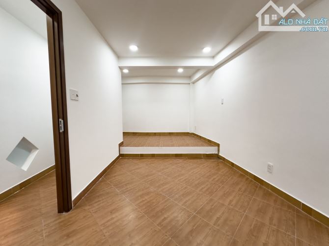 BÁN NHÀ TRẦN HỮU TRANG -30m2 - 4 Phòng ngủ - sát HXH- PL chuẩn - 3