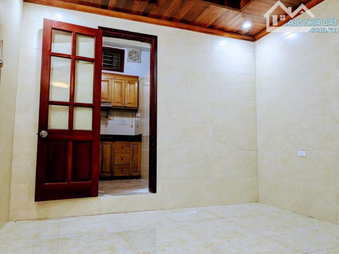 Bán nhà tập thể 60m2 tầng 1 cách 15m ra đường Láng ô tô đỗ cửa ở, cho thuê kinh doanh tốt - 4