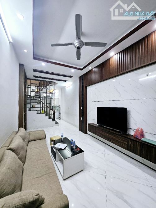 Bán nhà mặt phố Vĩnh Hưng, kinh doanh tấp nập, 45m2, mặt tiền rộng