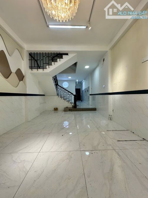 🌟🌟🌟 Bán nhà hẻm 285 CMT8 🏢 Kết cấu: 5 tầng, 7PN 👉 Sân thượng thoáng mát