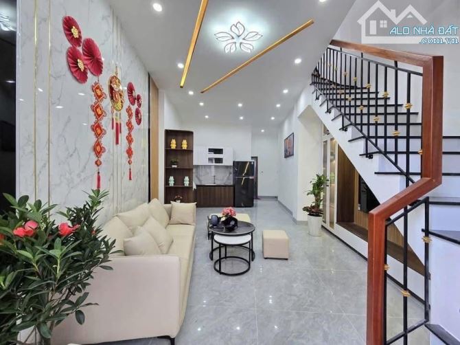 Trung tâm thanh trì, 40m2,4 tầng mới xây, ô tô đỗ cổng