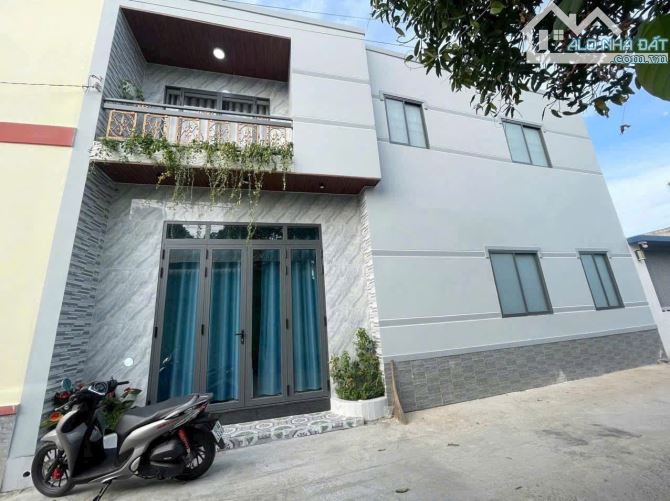 Bán nhà lầu mới đẹp, KP9 Tân Phong, gần chợ 26, đường oto chỉ 2 tỷ 650