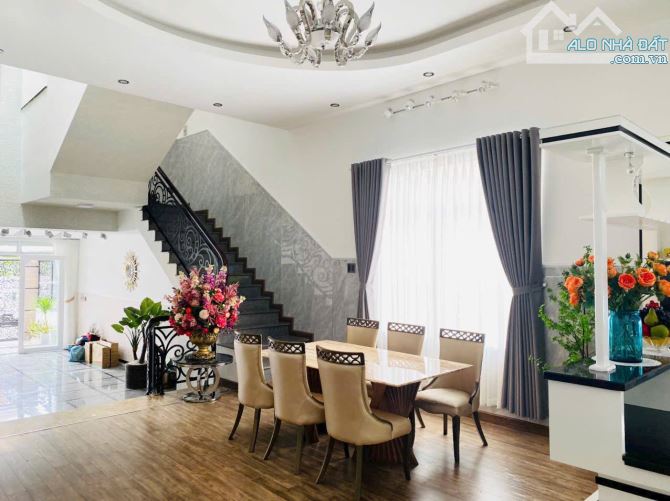 Bán Nhà 1 Trệt 3 Lầu Mặt Tiền Đường Bà Huyện Thanh Quan 133M2 (5.35x24.1) - Giá: 14.8Tỷ tl - 1