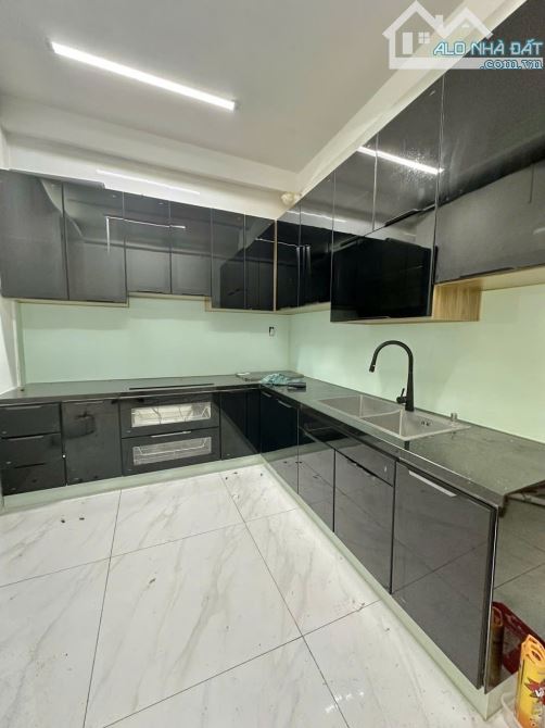 🌟🌟🌟 Bán nhà hẻm 285 CMT8 🏢 Kết cấu: 5 tầng, 7PN 👉 Sân thượng thoáng mát - 1