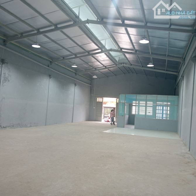 Cho thuê 300m2 kho gần ngã tư Hoà Lân xưởng mới cao ráo giá rẻ chỉ 15 tr/tháng - 2