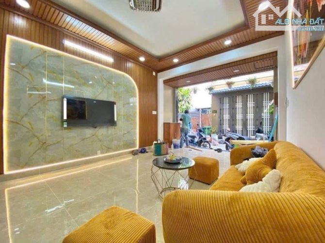 Nhà hẻm xe hơi giá rẻ chỉ 6,35 tỷ đầy đủ nội thất đường số ngay Lê Văn Quới q. Bình Tân - 2