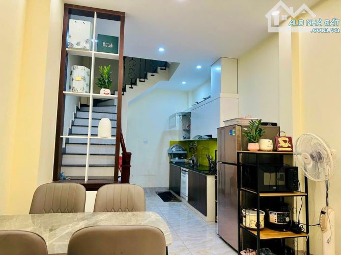 BÁN NHÀ NGỌC LÂM - 35M x 5T - CHỈ 5.5 TỶ - NGÕ THÔNG - Ô TÔ ĐỖ CỬA - FULL NỘI THẤT Ở NGAY - 3