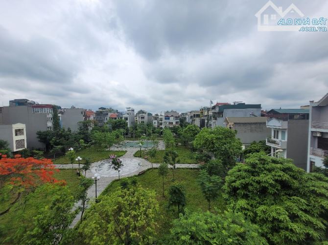 TĐC GIANG BIÊN-PHÂN LÔ-VỈA HÈ-ÔTÔ TRÁNH-KINH DOANH-VIEW VƯỜN HOA. DT:64m². 4tầng. Giá:16tỷ - 6