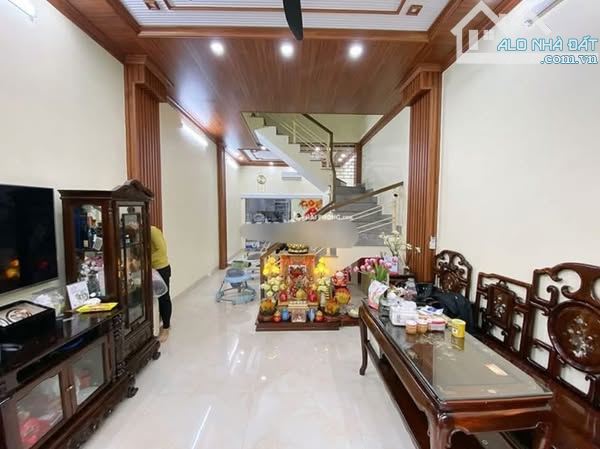 Bán nhà 4 tầng Lê Hồng Phong, Ngô Quyền.40m2.Đường8m,2 ô tô tránh nhau.Via hè.Chỉ 4,1tỷ