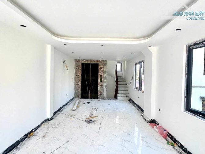 BÁN NHÀ LONG BIÊN - GARA Ô TÔ 7 CHỖ - THANG MÁY - 60M2 GIÁ 8,2 TỶ