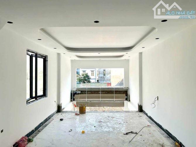 BÁN NHÀ LONG BIÊN - GARA Ô TÔ 7 CHỖ - THANG MÁY - 60M2 GIÁ 8,2 TỶ - 1