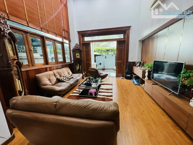 Bán Gấp Căn Biệt Thự - full nội thất - KDC Phú Thuận - DT: 220.5m2 Ngay Trường Canada - 1