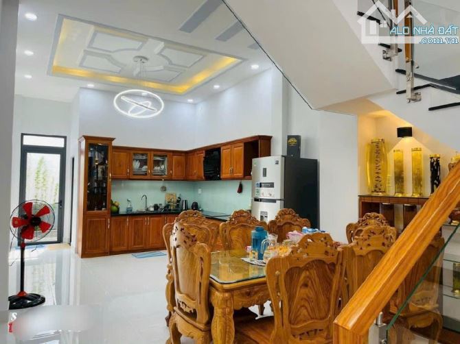 NHÀ 3 TẦNG SIÊU ĐẸP, MẶT TIỀN ĐƯỜNG, 110M2 CÁCH CHỢ THỦ ĐỨC 1 PHÚT - 3