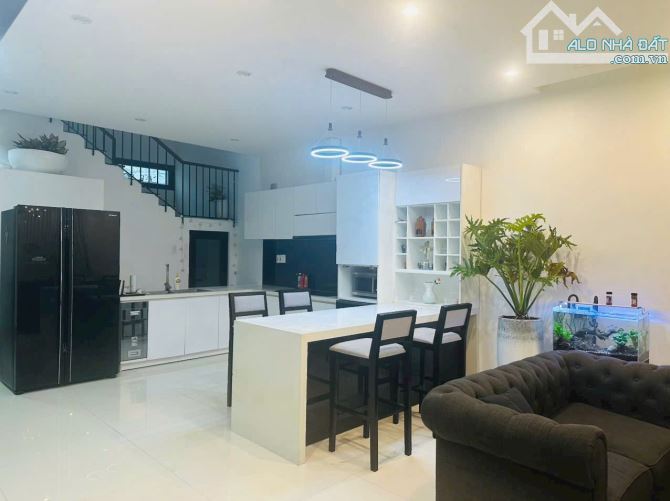 VILLA KHÁ ĐẸP ! MẶT TIỀN gần HOÀNG THỊ LOAN: 180m² 10mx18m - 3 TẦNG 4 PN 4 WC - 4