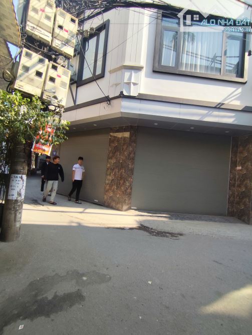 Bán nhà 2 tầng tặng đất 82m2 mặt tiền 6m Nguyên Khang - Cầu Giấy chỉ hơn 8 tỷ